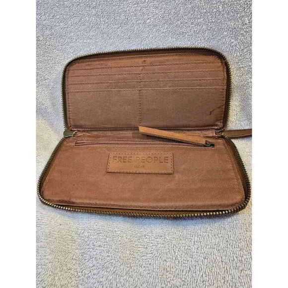 Free People Vegan Leather Wristlet Wallet Tan with 6 Card Slots & Coin Pocket - Picture 2 of 15